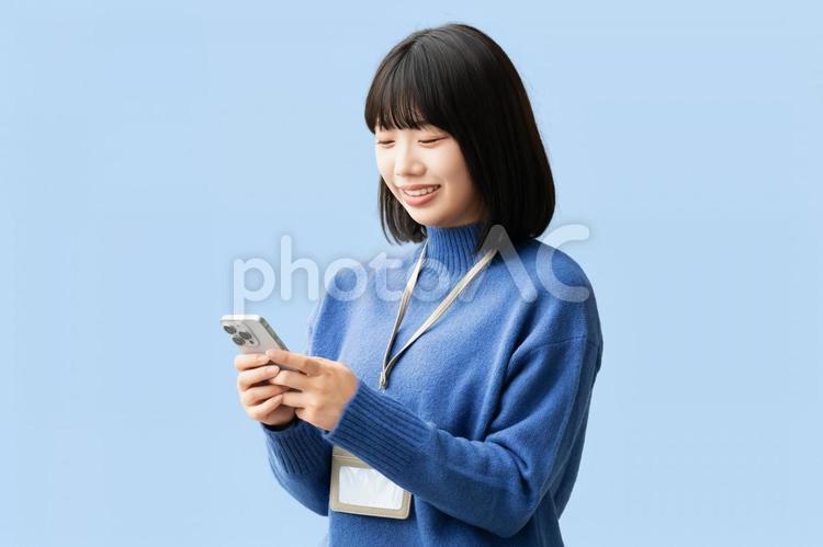 スマホを使う笑顔の女性・ビジネスウーマン 女性,スマホ,スマートフォンの写真素材