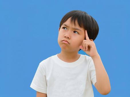 わからない事柄を考えている小学生の子ども わからない事柄を考えている小学生の子どもの写真