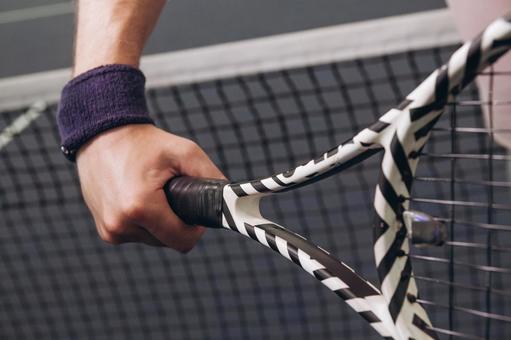 テニスラケットと男性の手元 テニス,ラケット,握るの写真素材