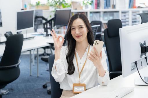 オフィスカジュアルの若い女性エンジニア オフィスカジュアルの若い女性エンジニア ビジネス,エンジニア,女性の写真素材