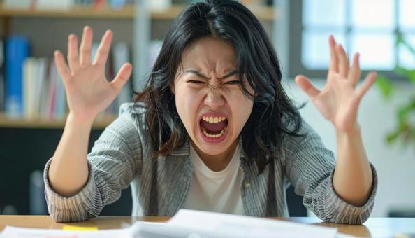 オフィスで叫ぶ女性の写真