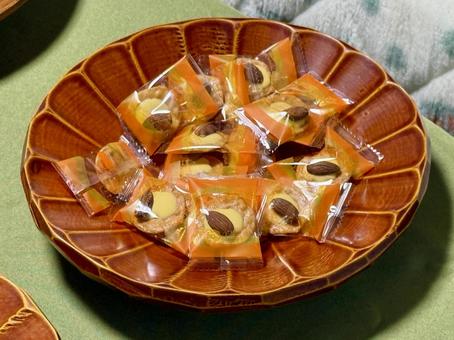 菓子盆のアーモンドチーズ煎餅 菓子盆のアーモンドチーズ煎餅の写真