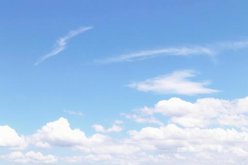 青い空に白い雲が浮かぶ背景素材 青い空に白い雲が浮かぶ背景素材の写真