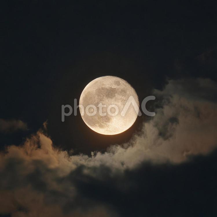 光り輝くクレーターの月 月,満月,夜空の写真素材
