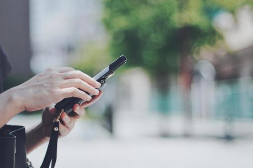 スマホを操作する女性の手元 スマホを操作する女性の手元 スマホ,スマートフォン,デジタルの写真素材