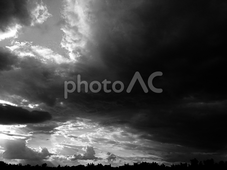 雷雲　憂鬱な気分　動画編集素材 雷雲,黒雲,曇り空の写真素材