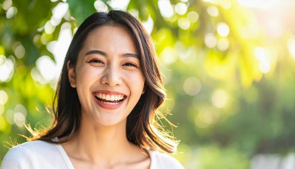 緑豊かな自然の中で笑顔の若い日本人女性 緑豊かな自然の中で笑顔の若い日本人女性の写真