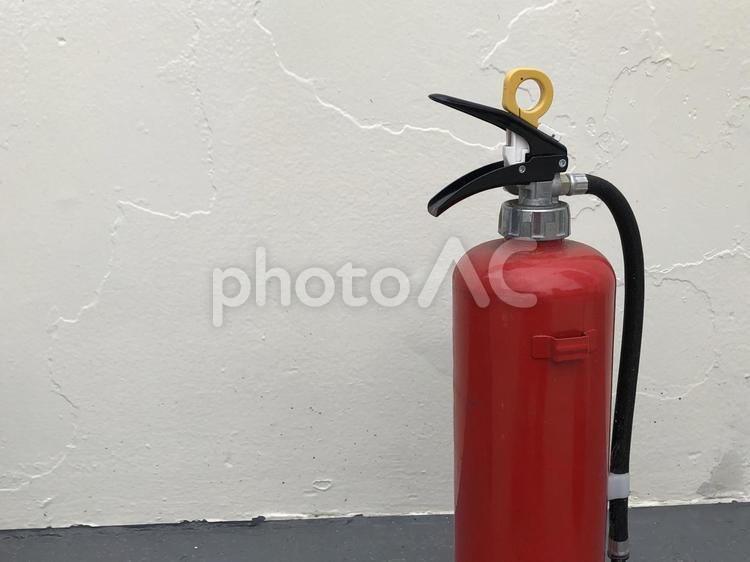 床に置かれた消火器の裏側 消火器,小型消火器,火事の写真素材