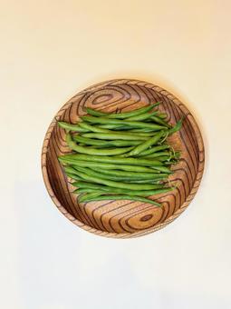 お盆にのせたインゲン豆 お盆にのせたインゲン豆の写真