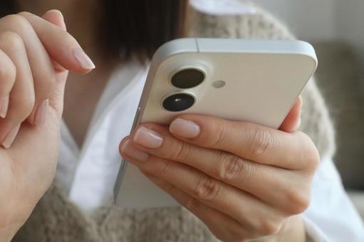 スマホを持つ女性 スマホ,女性,ビジネスの写真素材