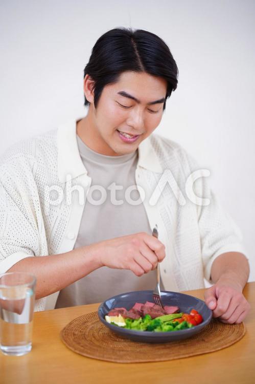 ローストビーフを食べている男性 男性,ローストビーフ,食べるの写真素材