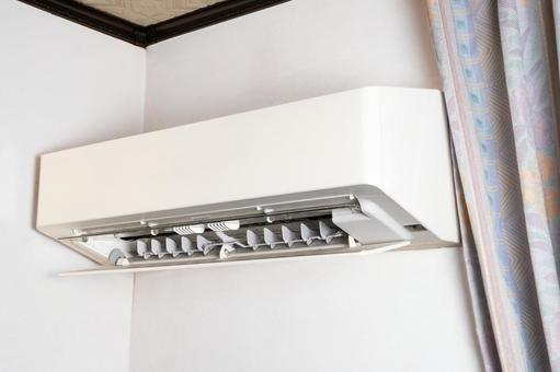 家庭用の白いエアコンの室内機 家庭用の白いエアコンの室内機 熱中症,エアコン,リモコン操作の写真素材