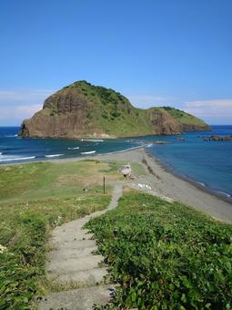佐渡 二ツ亀海水浴場へ続く階段 佐渡 二ツ亀海水浴場へ続く階段 二ツ亀海水浴場,二ツ亀,階段の写真素材