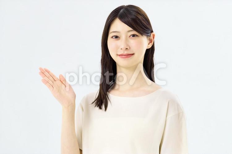 案内するビジネスウーマン　主婦 ビジネスウーマン,おすすめ,案内の写真素材