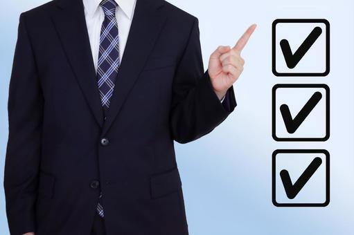 1つ1つチェックするビジネスマン 要チェック,確認,チェックの写真素材