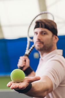 ボールを前に出す男性の手 テニスボール,テニス,ボールの写真素材