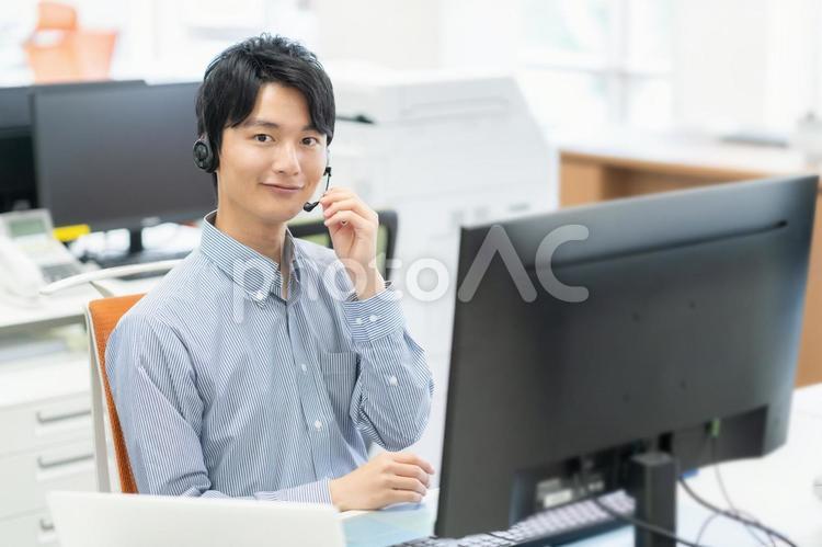 オフィスで働く男性エンジニア ビジネス,エンジニア,オンライン会議の写真素材