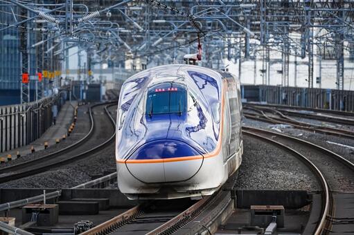 ホームを出発していく山形新幹線E8系 山形新幹線,新幹線,e8系の写真素材