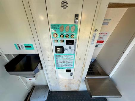 田舎によくある無人コイン精米の内部 田舎によくある無人コイン精米の内部 精米機,コイン精米,無人精米所の写真素材