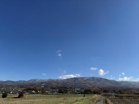 初冠雪の高ボッチ山(2025) 初冠雪,高ボッチ山,高ボッチ高原の写真素材