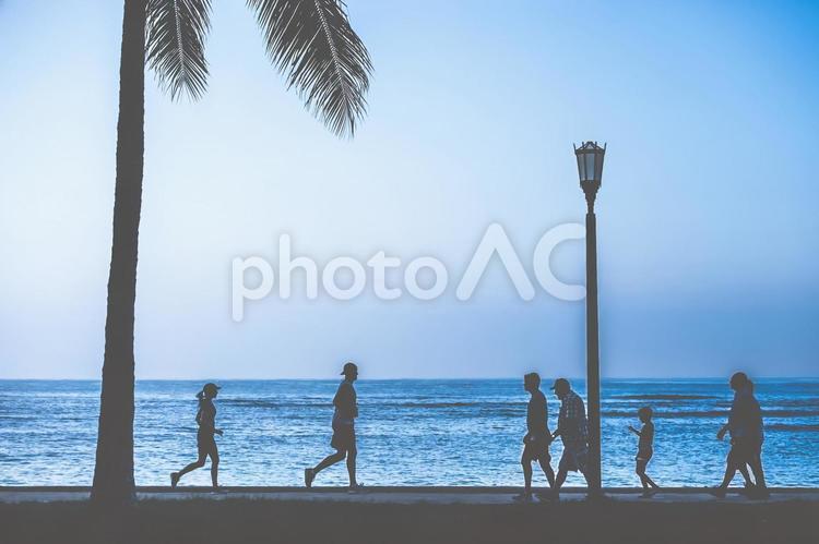 ハワイの海岸でランニングする人や歩いている人たち アメリカ,イメージ,ウォーキングの写真素材