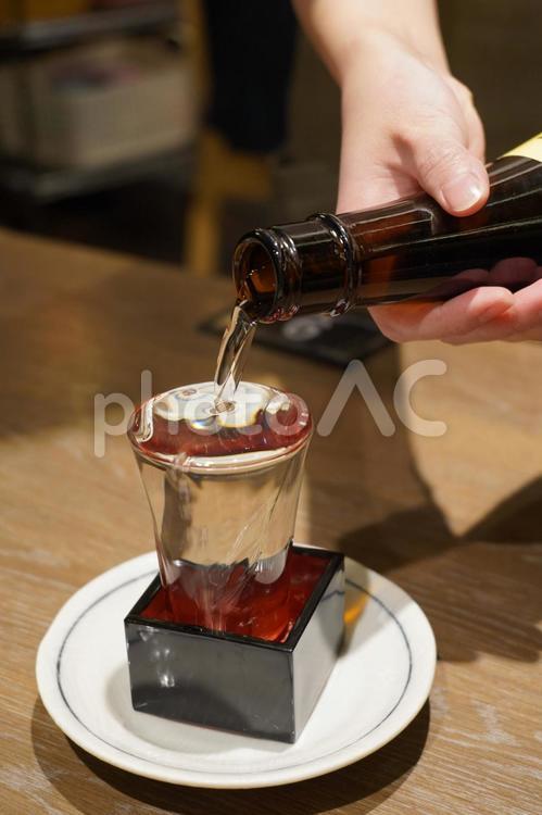 日本酒とくとく　縦構図 日本酒,お酒,アルコールの写真素材