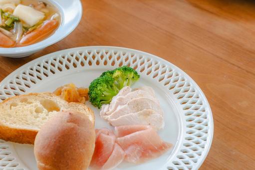 パンと鶏ハムの朝食 パンと鶏ハムの朝食 朝食,食事,パンの写真素材