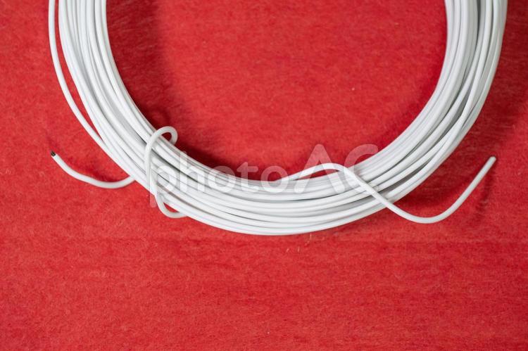 赤背景の白い電線 ケーブル,電線,白の写真素材