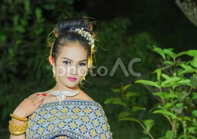 ブルーの民族衣装を着たカンボジア人女性4 女性,ポートレート,若いの写真素材