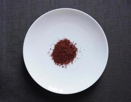 白い皿とスパイス、スマック(sumac) 白い皿とスパイス、スマック(sumac) スマック,sumac,スパイスの写真素材