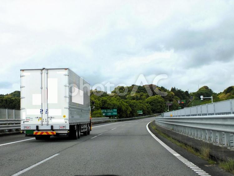 カーブを走るトラックと5月の山 ドライブ,カーブ,トラックの写真素材