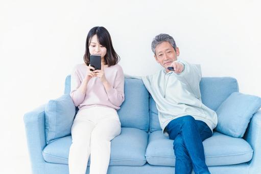娘と父親 娘と父親 くつろぐ,娘,正月の写真素材