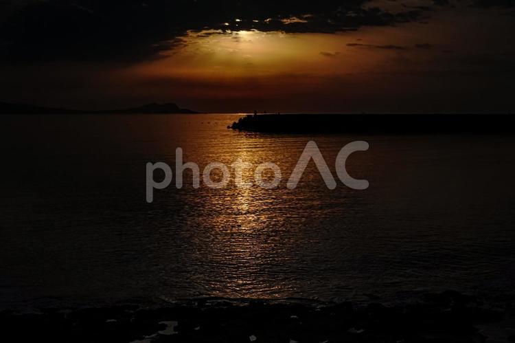 ＜五島の風景＞多郎島海水浴場の夜明け 空,海,砂浜の写真素材