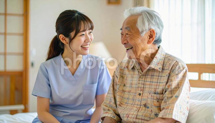 笑顔で話をする女性介護士と高齢男性 女性介護士,訪問介護,在宅介護の写真素材