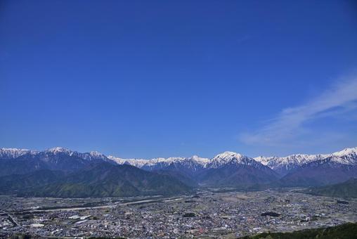 鷹狩山から見た大町市と北アルプスの山々 鷹狩山から見た大町市と北アルプスの山々 北アルプス,燕岳,餓鬼岳の写真素材