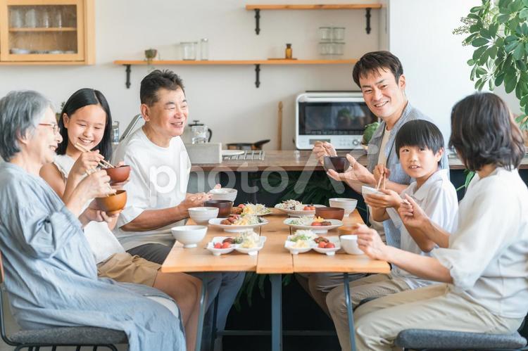 ダイニングで食事をする家族・三世代家族 家族,食事,ご飯の写真素材