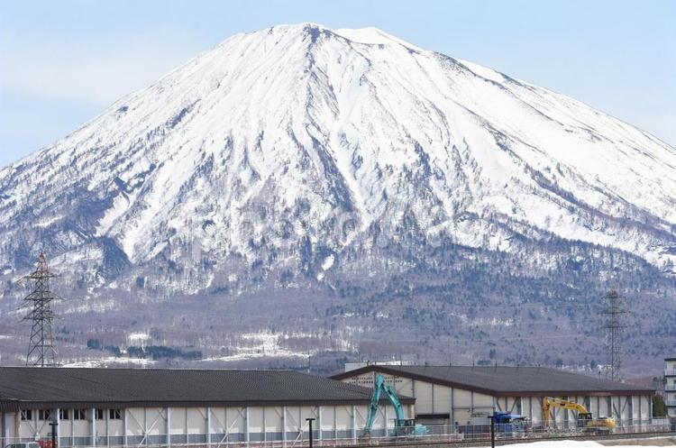 新幹線の工事の後ろのに羊蹄山 北海道,虻田郡,倶知安町の写真素材