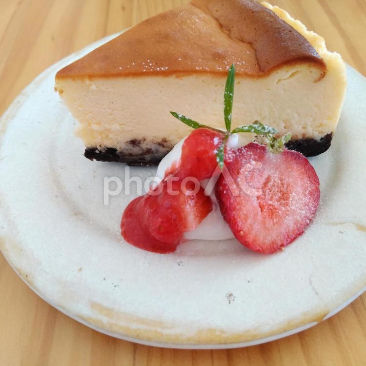 ベイクドチーズケーキ～苺たくさん チーズケーキ,ベイクドチーズケーキ,スイーツの写真素材