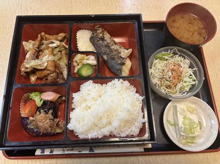 焼魚定食 焼魚定食 ご飯,キャベツ,ランチの写真素材