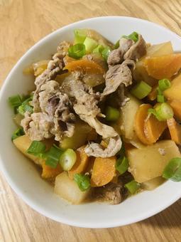 皿に盛られた大量の肉じゃが 肉じゃが,煮物,家庭料理の写真素材