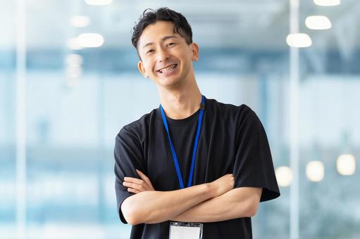 腕組みをする男性ビジネスマン 腕組みをする男性ビジネスマン 男性,腕組み,微笑むの写真素材
