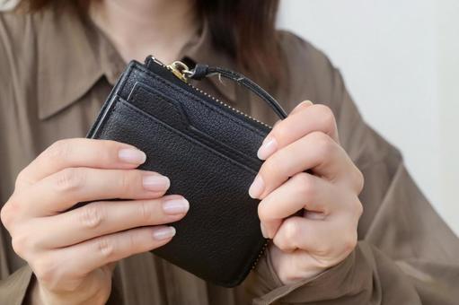 財布を持った女性 財布を持った女性 お財布,財布,女性の写真素材