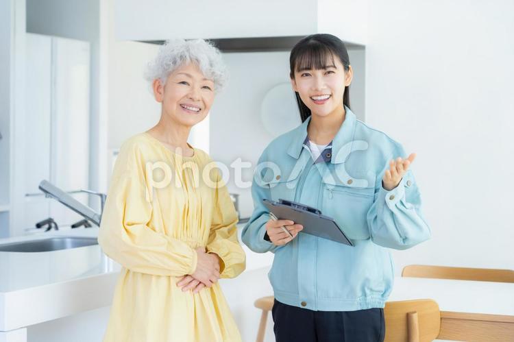 シニア女性と商談をする不動産業者 シニア,女性,不動産の写真素材