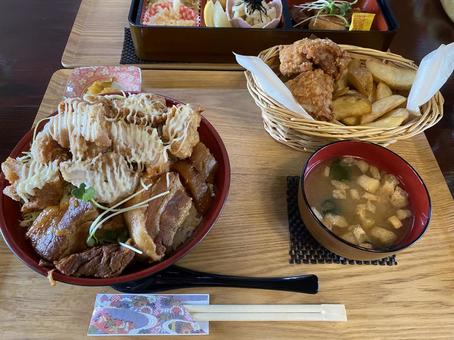 角煮丼とみそ汁と唐揚げポテトセット 角煮丼とみそ汁と唐揚げポテトセット 角煮丼,角煮,大盛りの写真素材