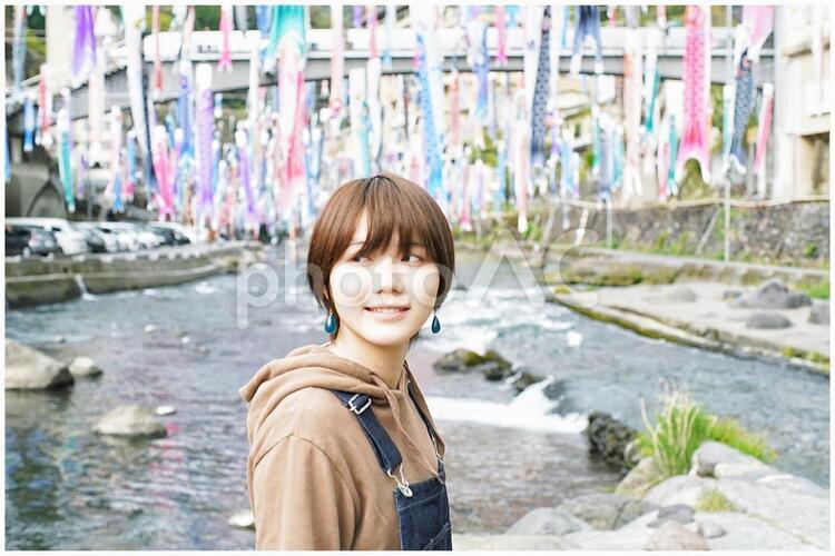 鯉のぼりと女の子 1,人,屋外での写真素材