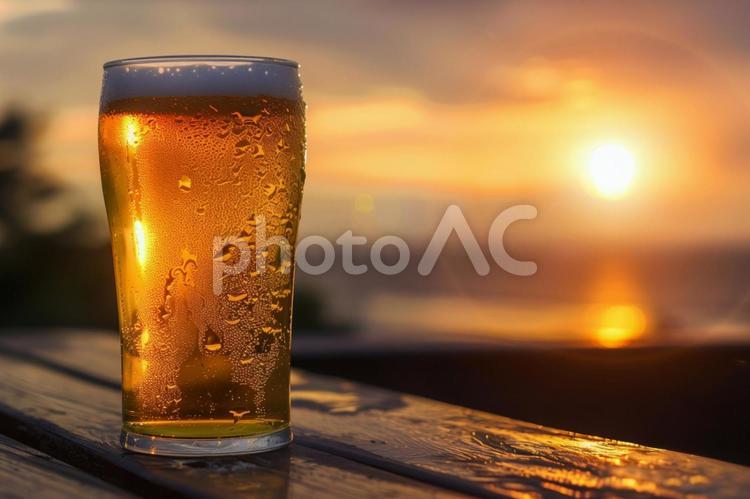 夕暮れに映える一杯のビール ビール,夕日,夏の写真素材