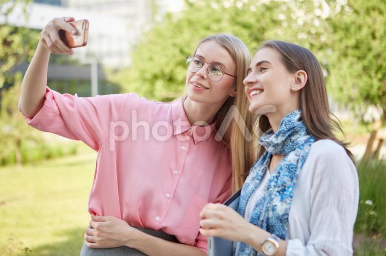写真を撮る外国人1 女性,ol,外国人の写真素材