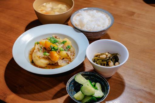 肉じゃがとごはんの夕食 夕食,肉じゃが,味噌汁の写真素材