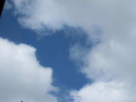 白い雲を突き抜ける青い空 空,青い,天の写真素材