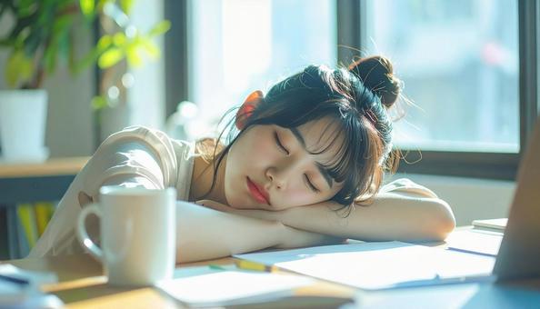 うたた寝する女性 うたた寝する女性の写真